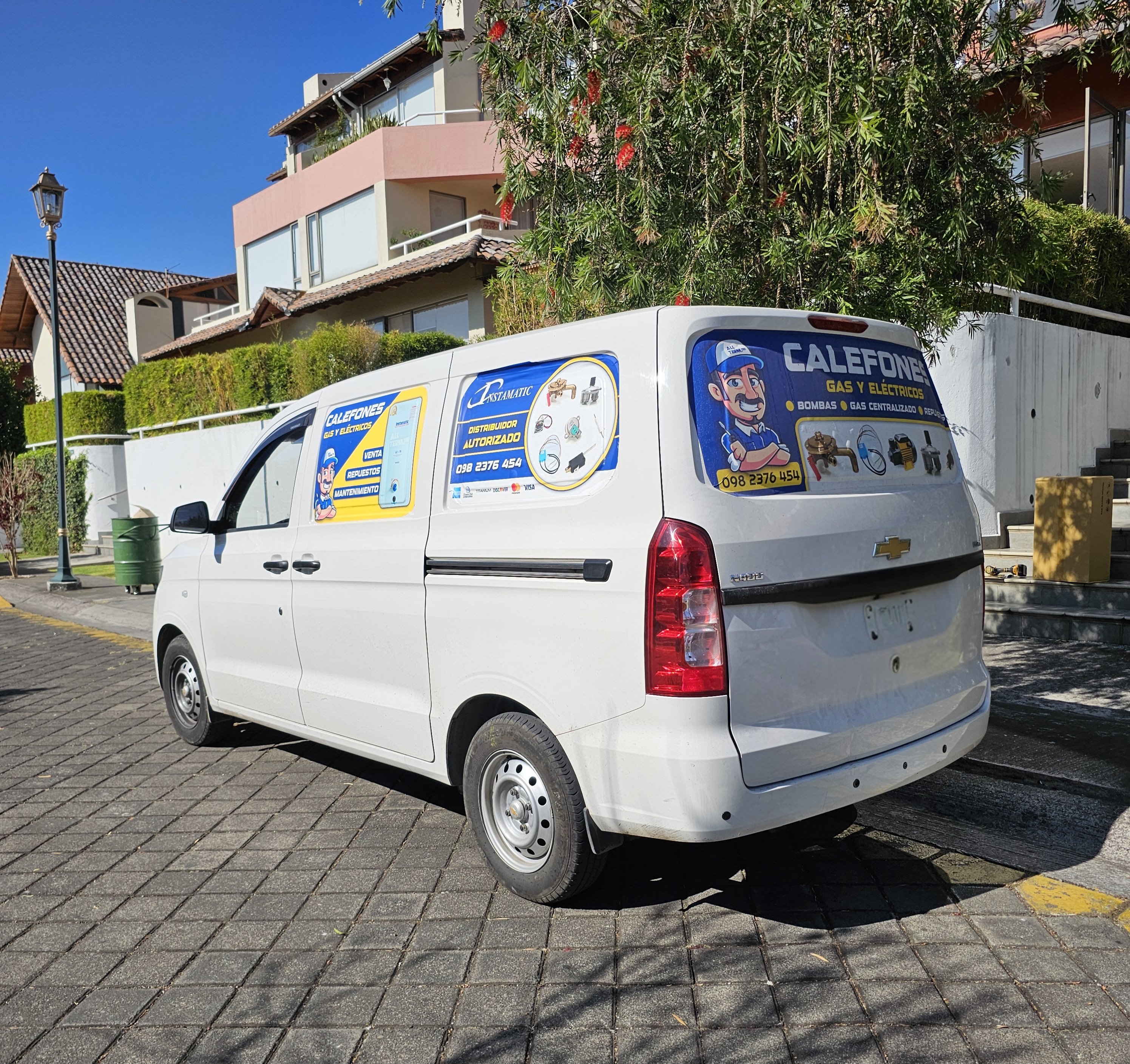 Técnico instalando calefón a gas